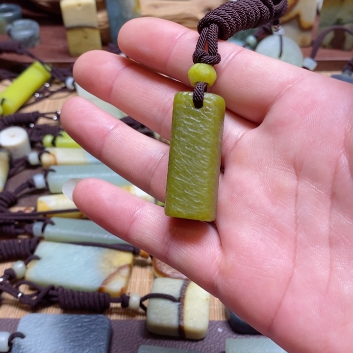 蛇纹石玉挂件未镶嵌