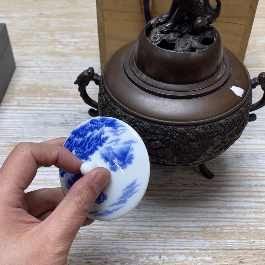 瓷片密密麻麻地排列着一个