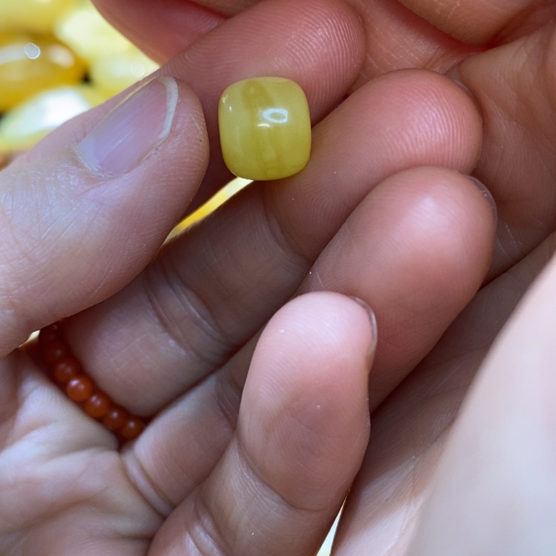 W***谓琥珀未镶嵌裸石蜜蜡配珠