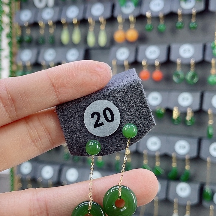 18K金镶嵌和田玉耳饰