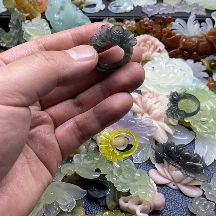 颗***颗蛇纹石玉合金颈饰