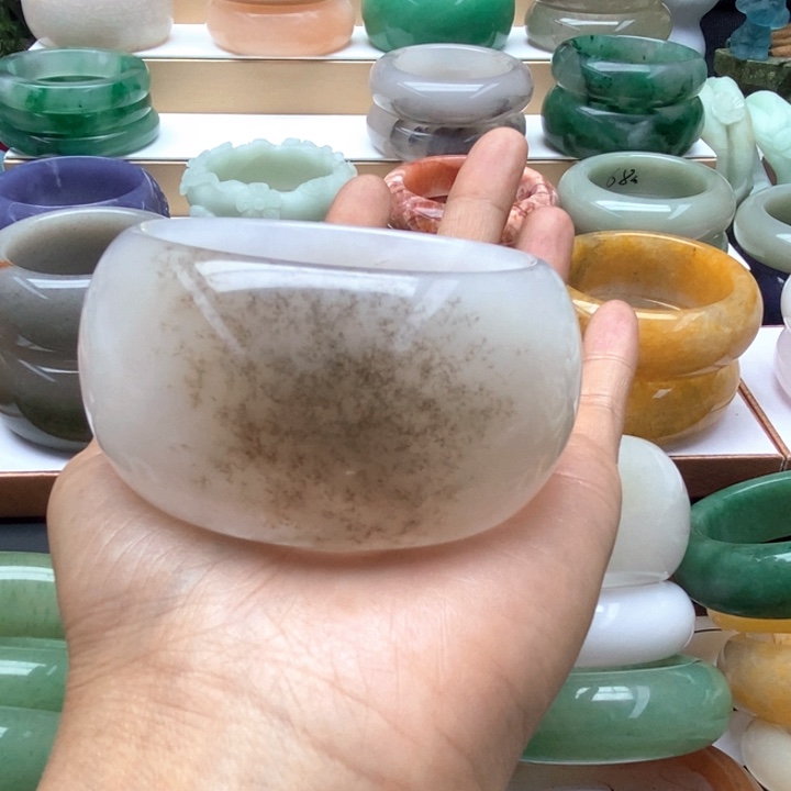 未镶嵌手镯石英质玉（佘太翠）渡*缘