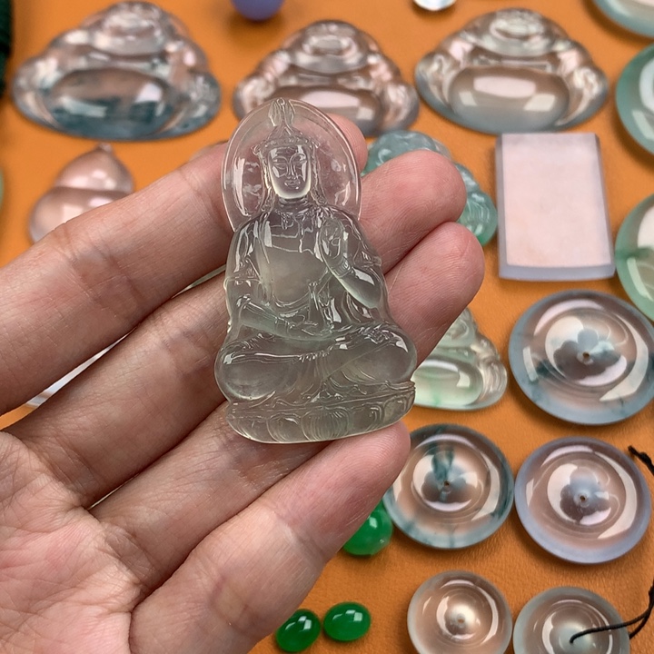 翡翠挂件未镶嵌….