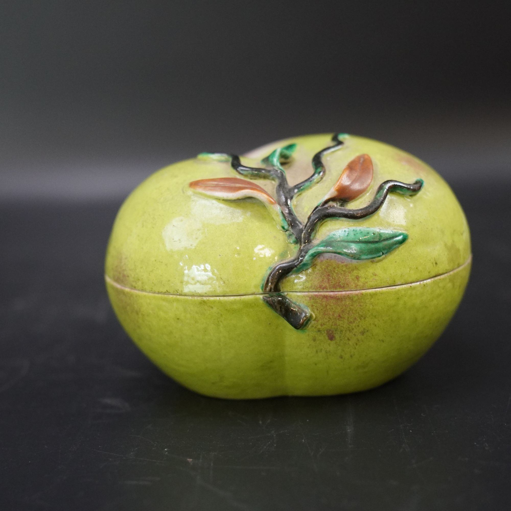 Lot.25091146民国仿生瓷桃形盖盒 高：约8.5cm