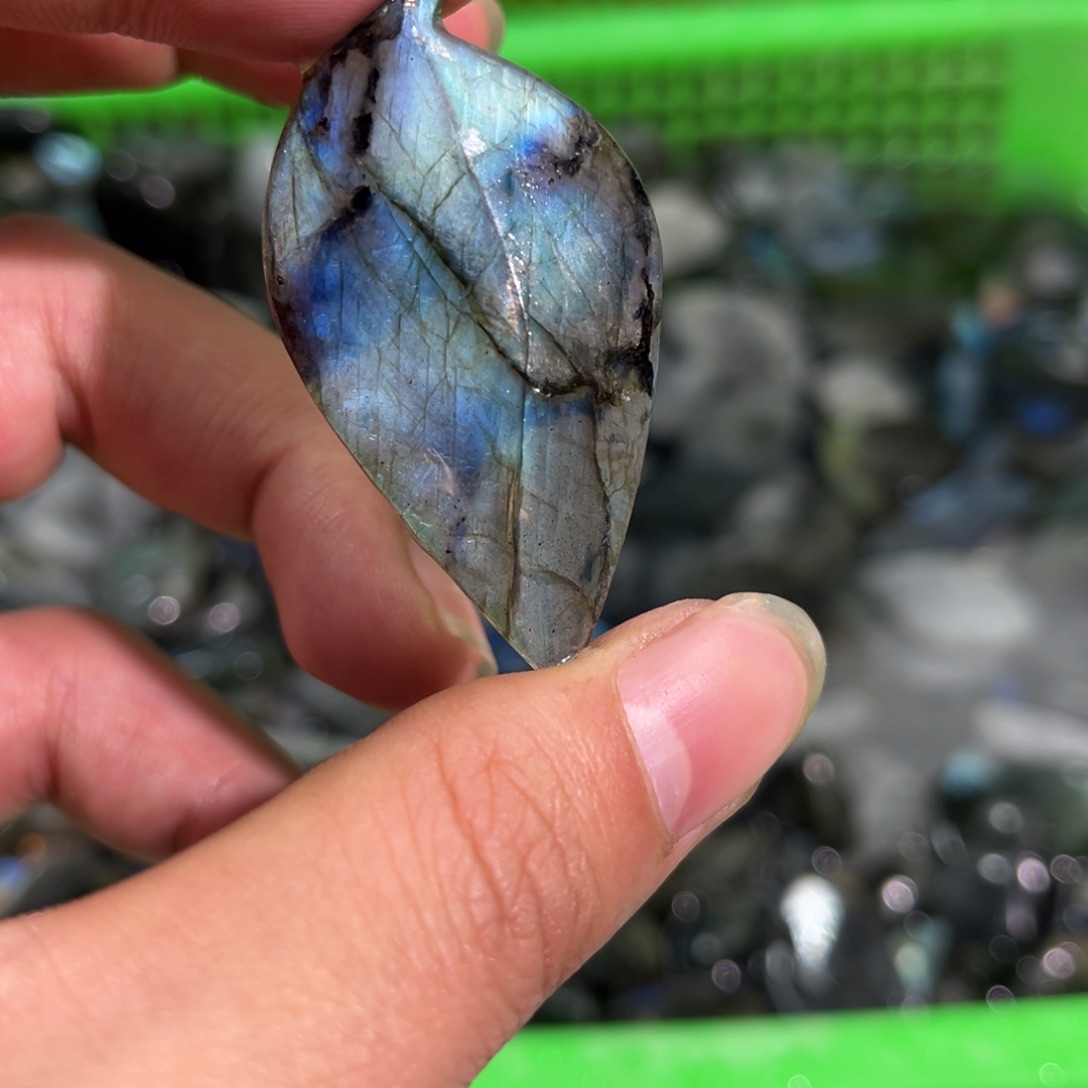 拉长石吊坠未镶嵌苞***嘻