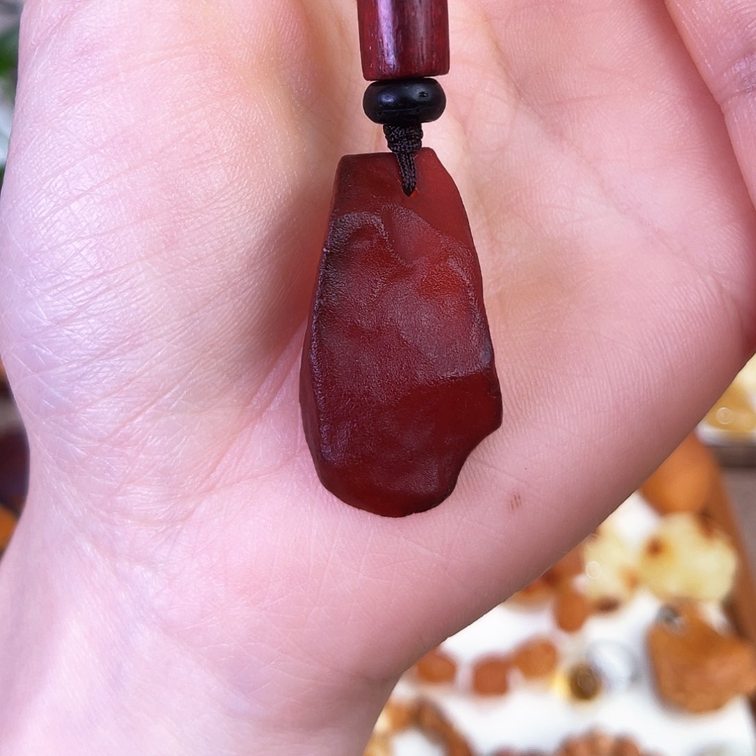 琥珀珠宝奇石未镶嵌。