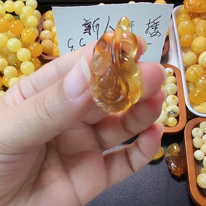 琥珀未镶嵌颈饰天然蜜蜡