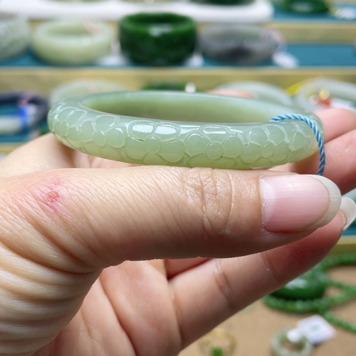 和田玉手镯57圈口。编号70未镶嵌