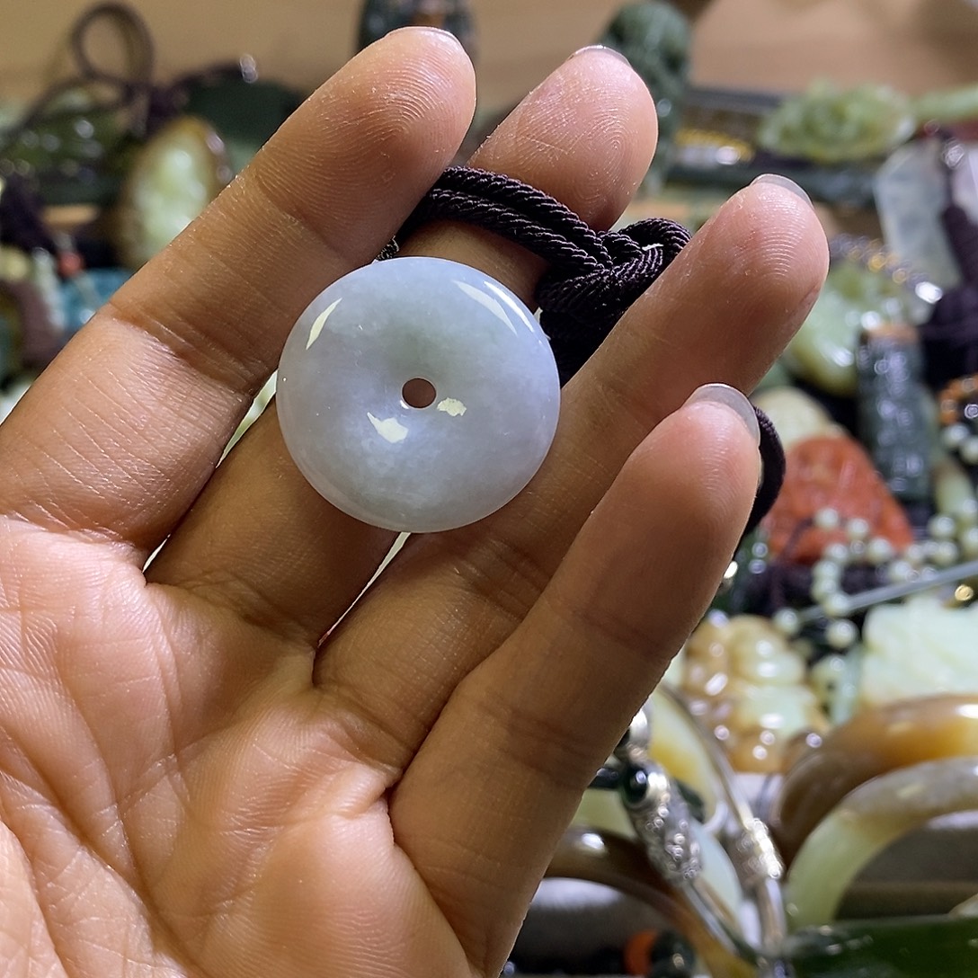 翡翠未镶嵌颈饰一个