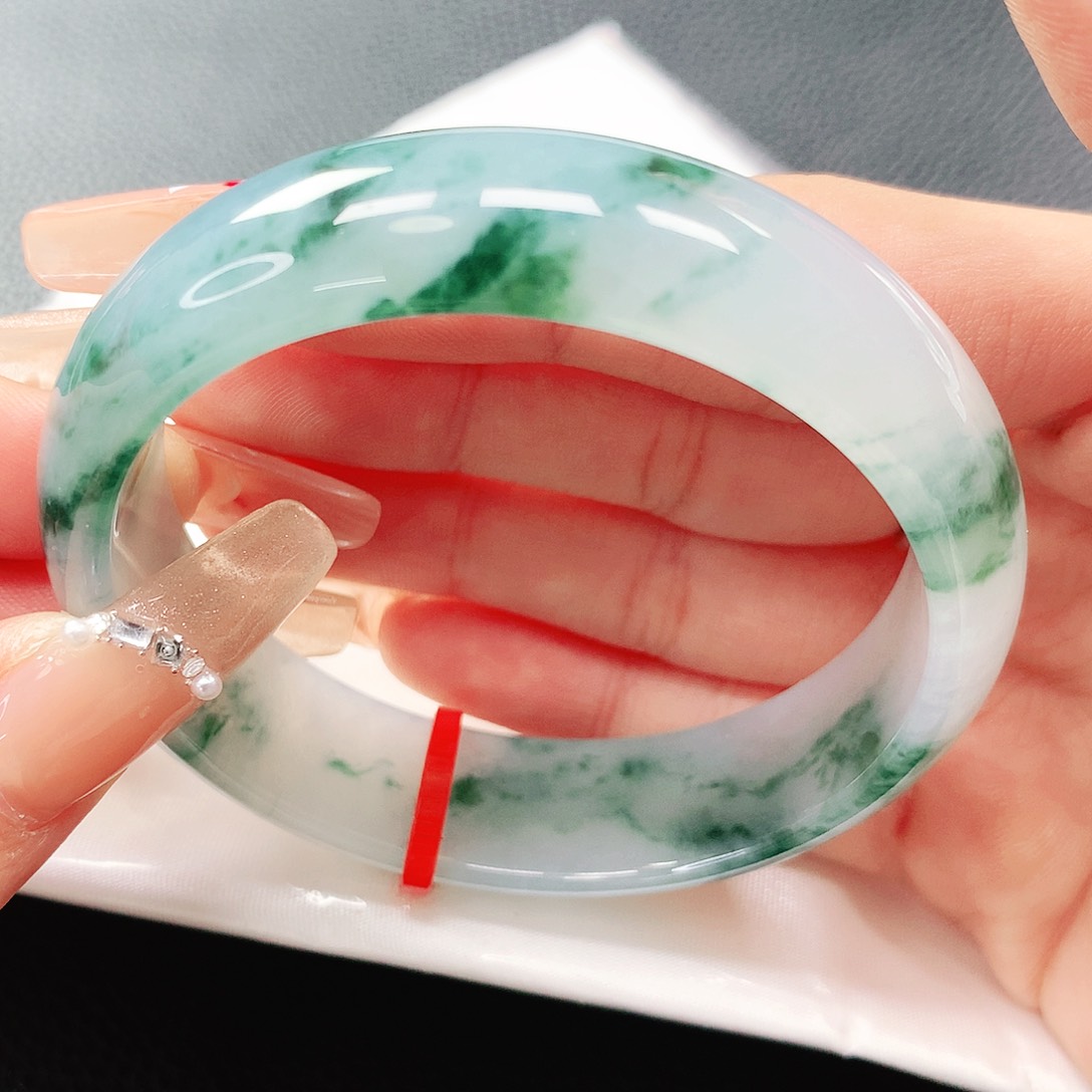 翡翠手镯未镶嵌54圈