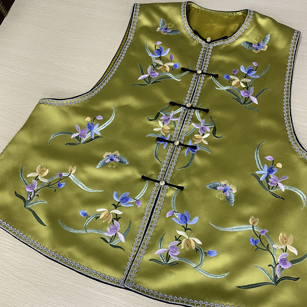 归藏雅集中式手工刺绣缎面兰花蝴蝶纹对襟秋香色马甲