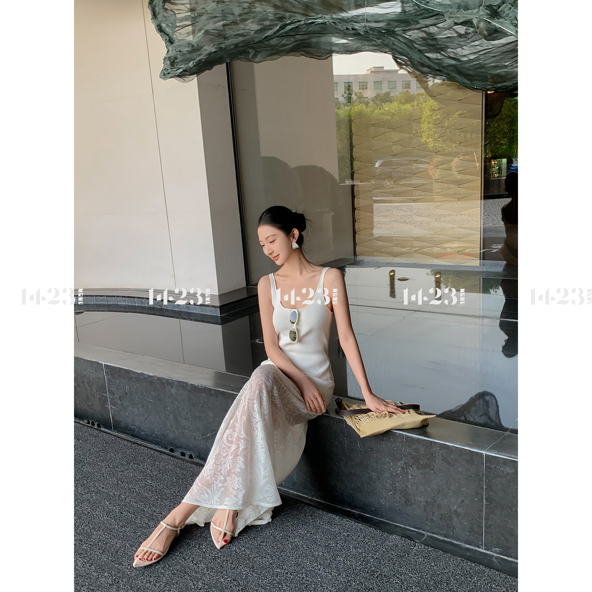 1423【理想假期】法式高贵气质宽吊带蕾丝拼接紧身显瘦仙气连衣裙