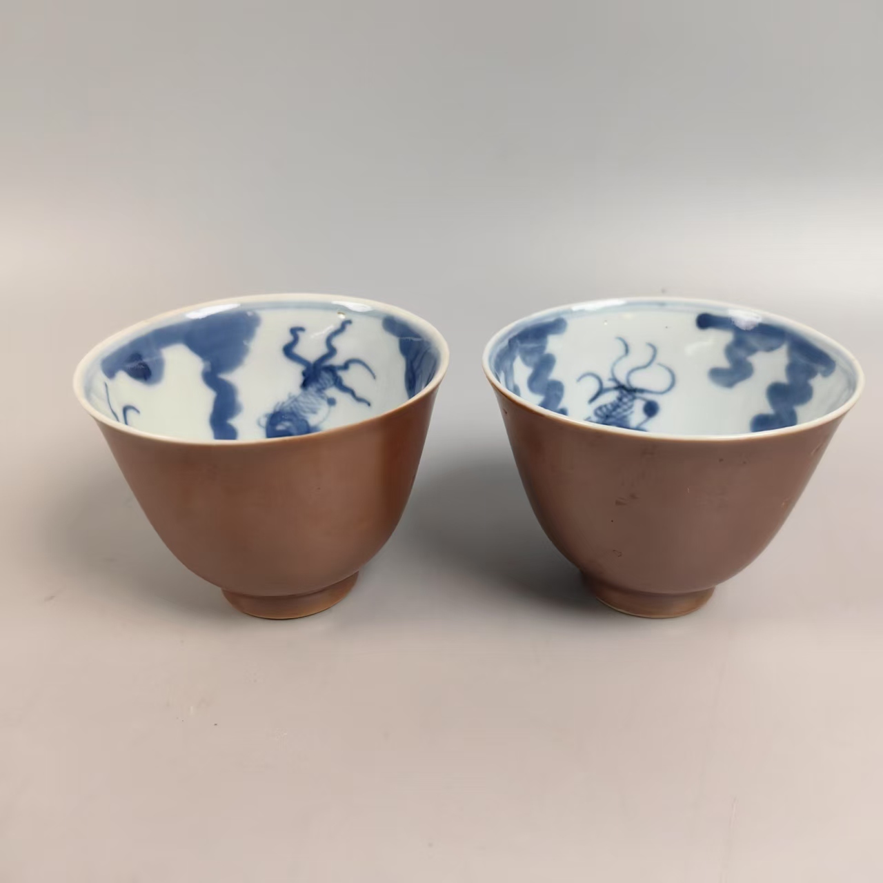 A0355清光绪鱼藻纹内青花外紫金釉杯【其一】