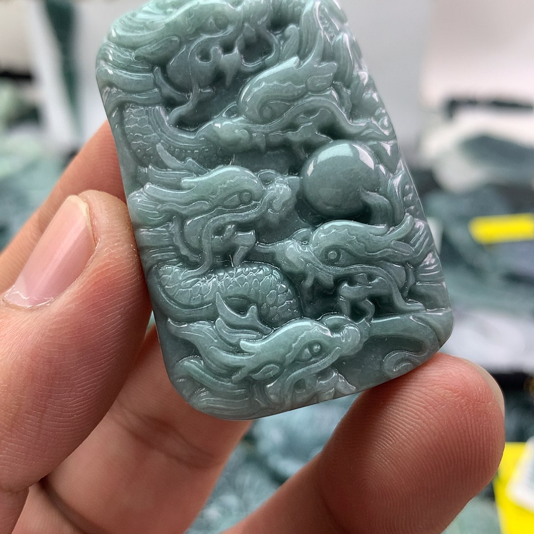 翡翠未镶嵌颈饰龙牌