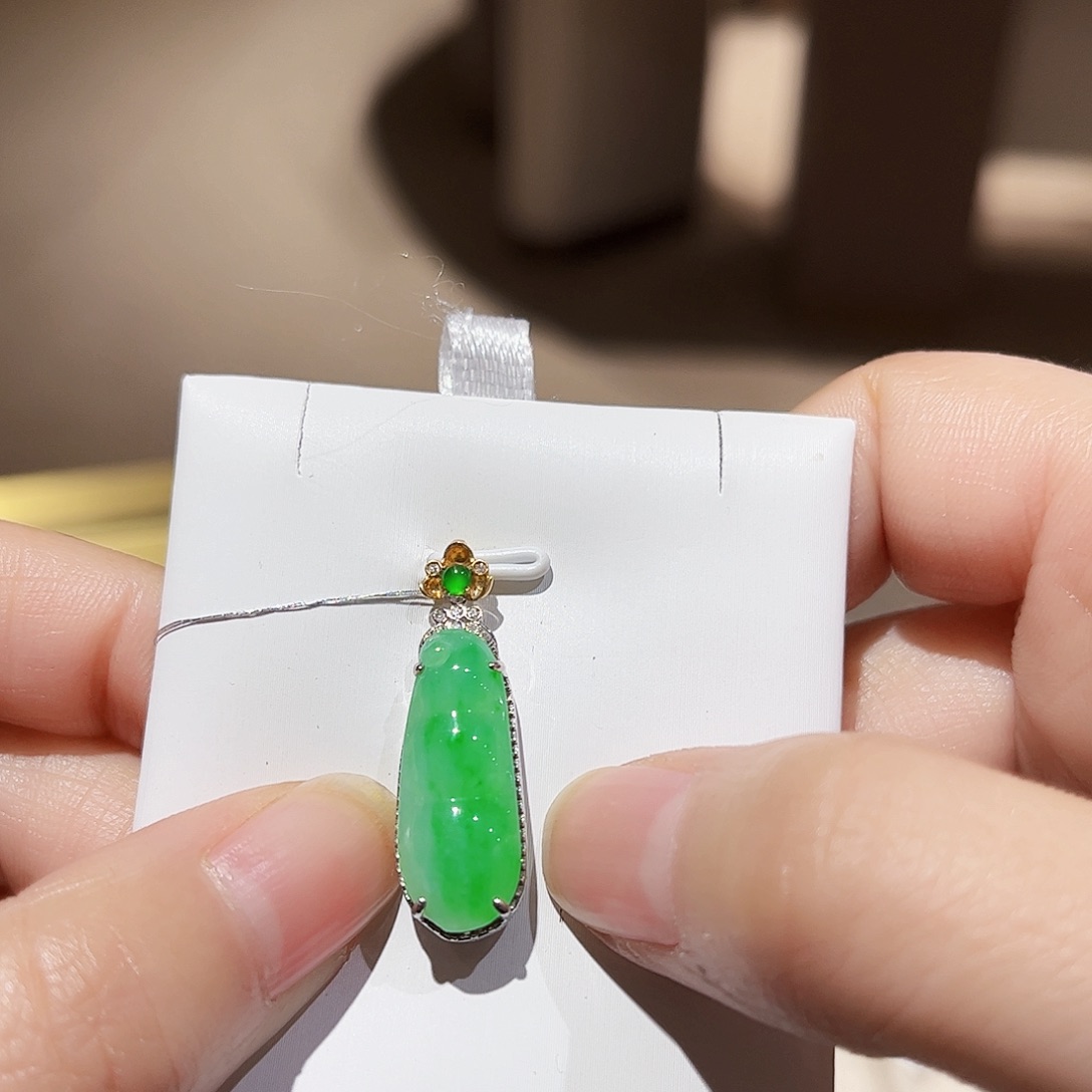 翡翠18K金镶嵌颈饰福豆