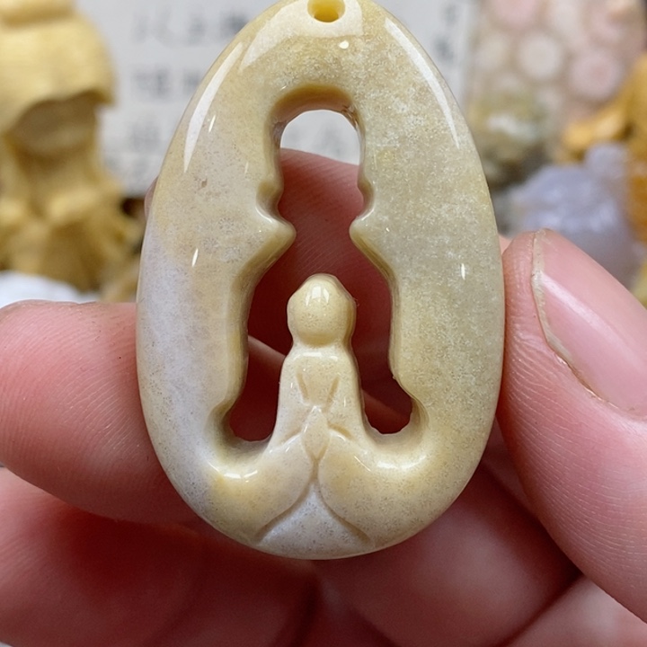 颈饰未镶嵌硅化珊瑚（珊瑚玉）