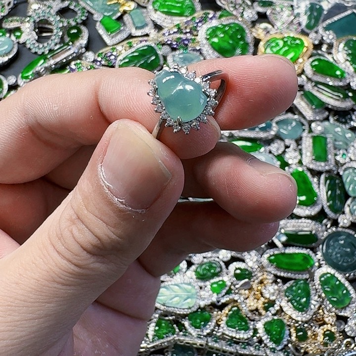 翡翠颈饰未镶嵌天然A货翡翠放漏