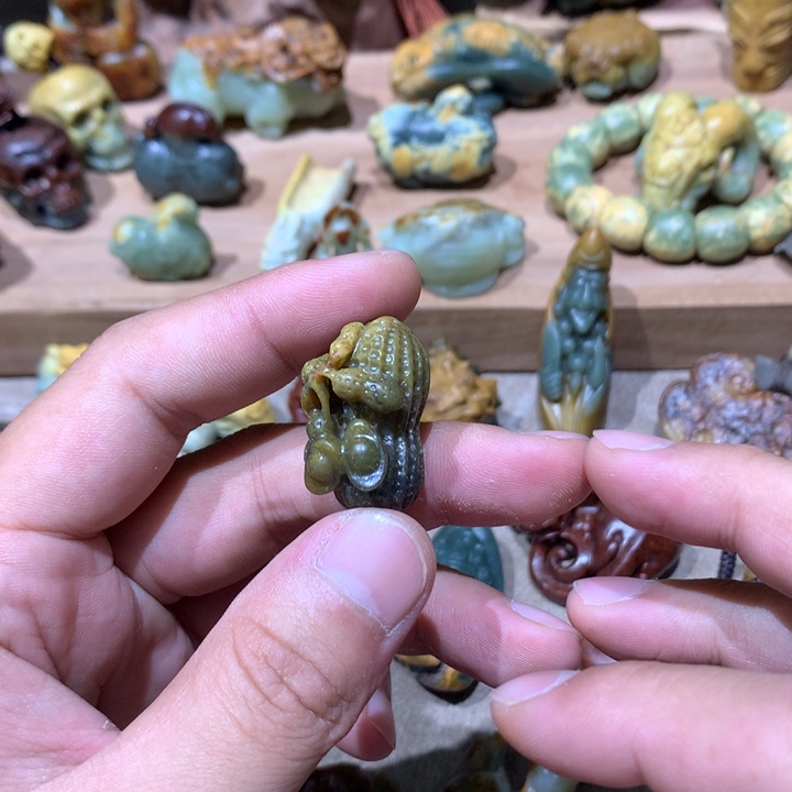 未镶嵌岫岩河磨玉（透闪石质玉）挂件