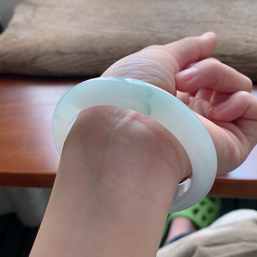 正圈55-56mm 冰胶飘绿丝天然缅甸翡翠A货手镯