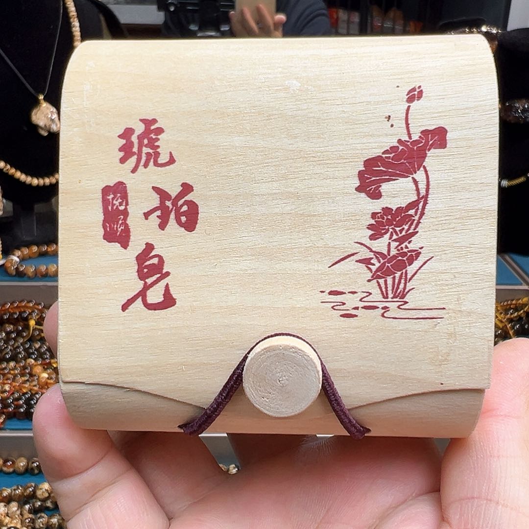 琥珀颈饰未镶嵌抚顺