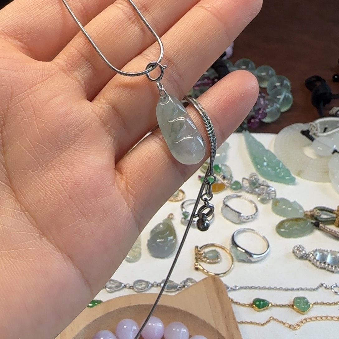 翡翠18K金镶嵌颈饰万能扣豆子