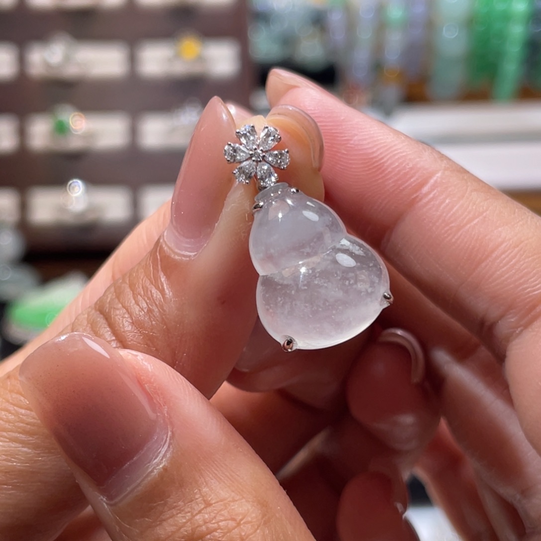 翡翠18K金镶嵌颈饰雪花棉葫芦