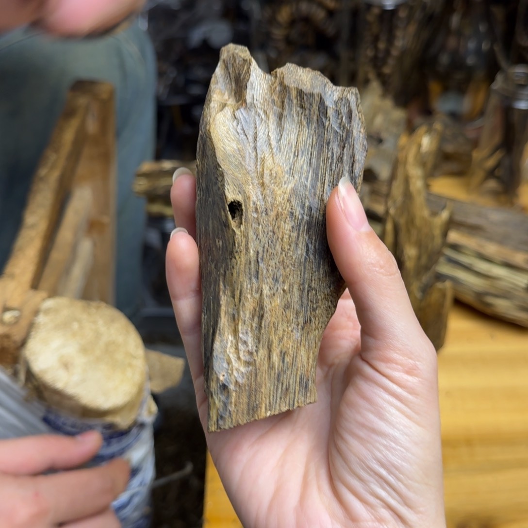 沉香手把件白棋品种块料35克