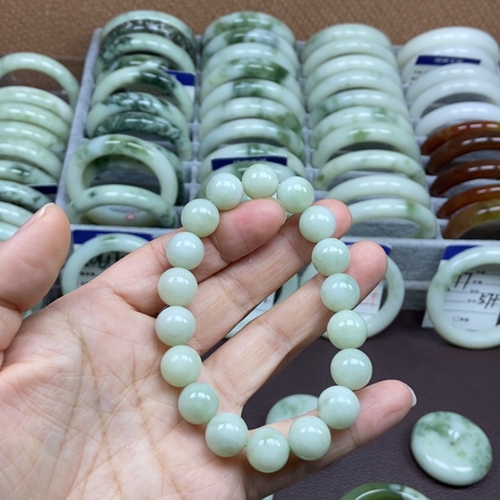 蛇纹石玉未镶嵌颈饰