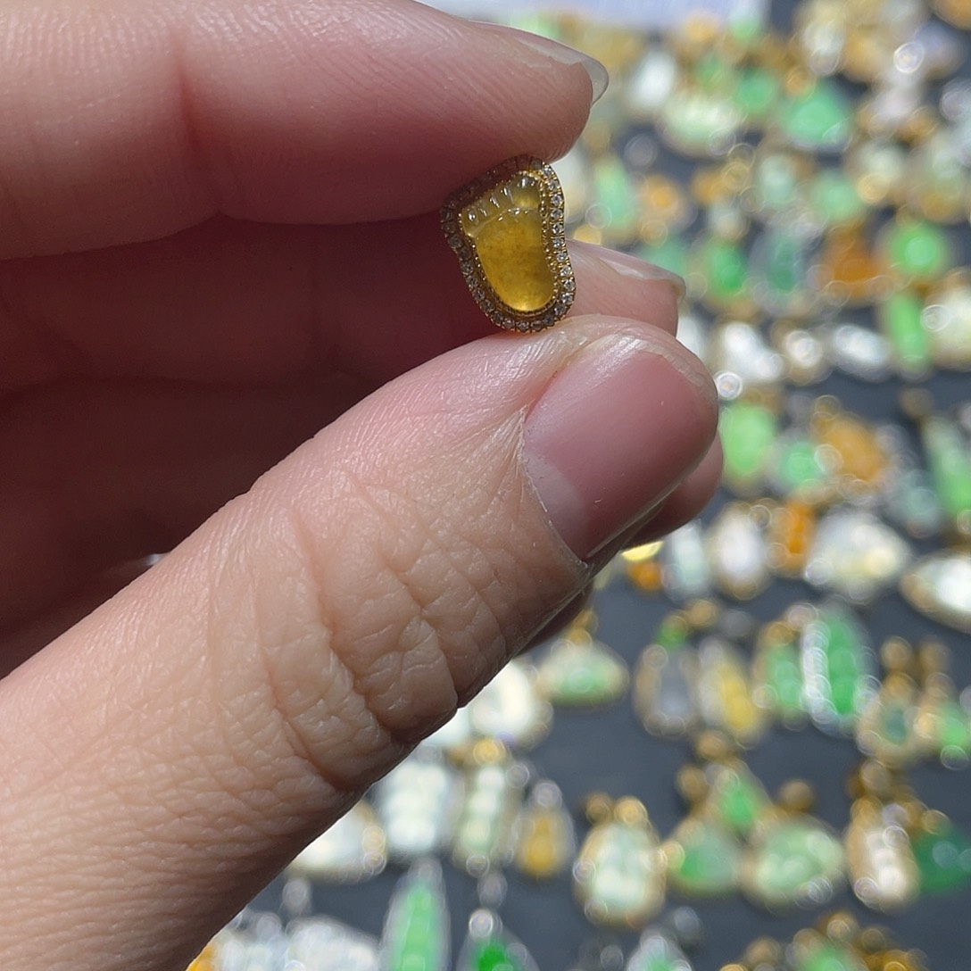 翡翠颈饰18K金镶嵌天然翡翠18kA货