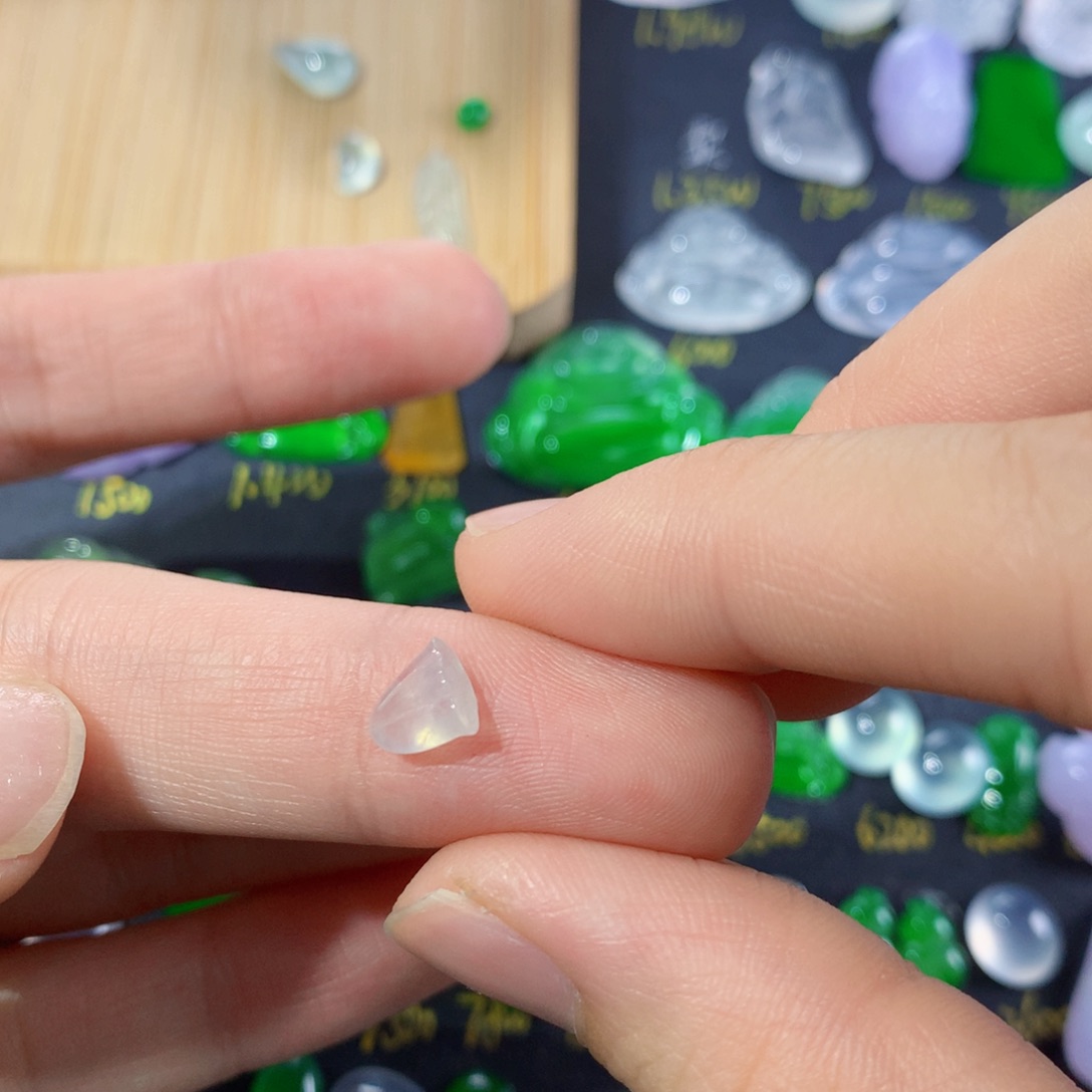 翡翠颈饰未镶嵌莲蓬