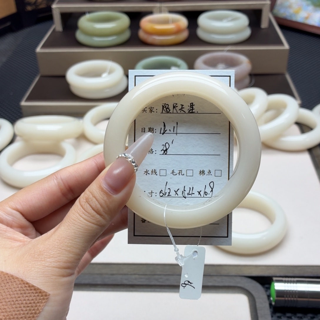 咫***涯石英岩玉未镶嵌手镯