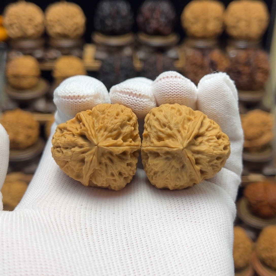 文玩核桃把件35mm花开富贵三棱手捻。新品福利。