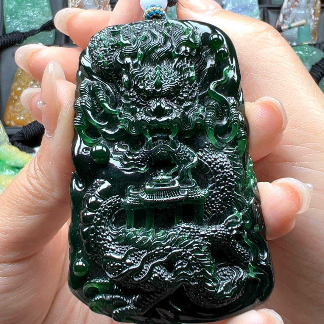 翡翠未镶嵌颈饰龙