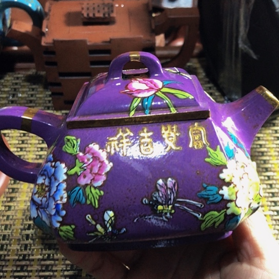 紫砂茶壶原矿泥料手工制作的紫砂壶。
