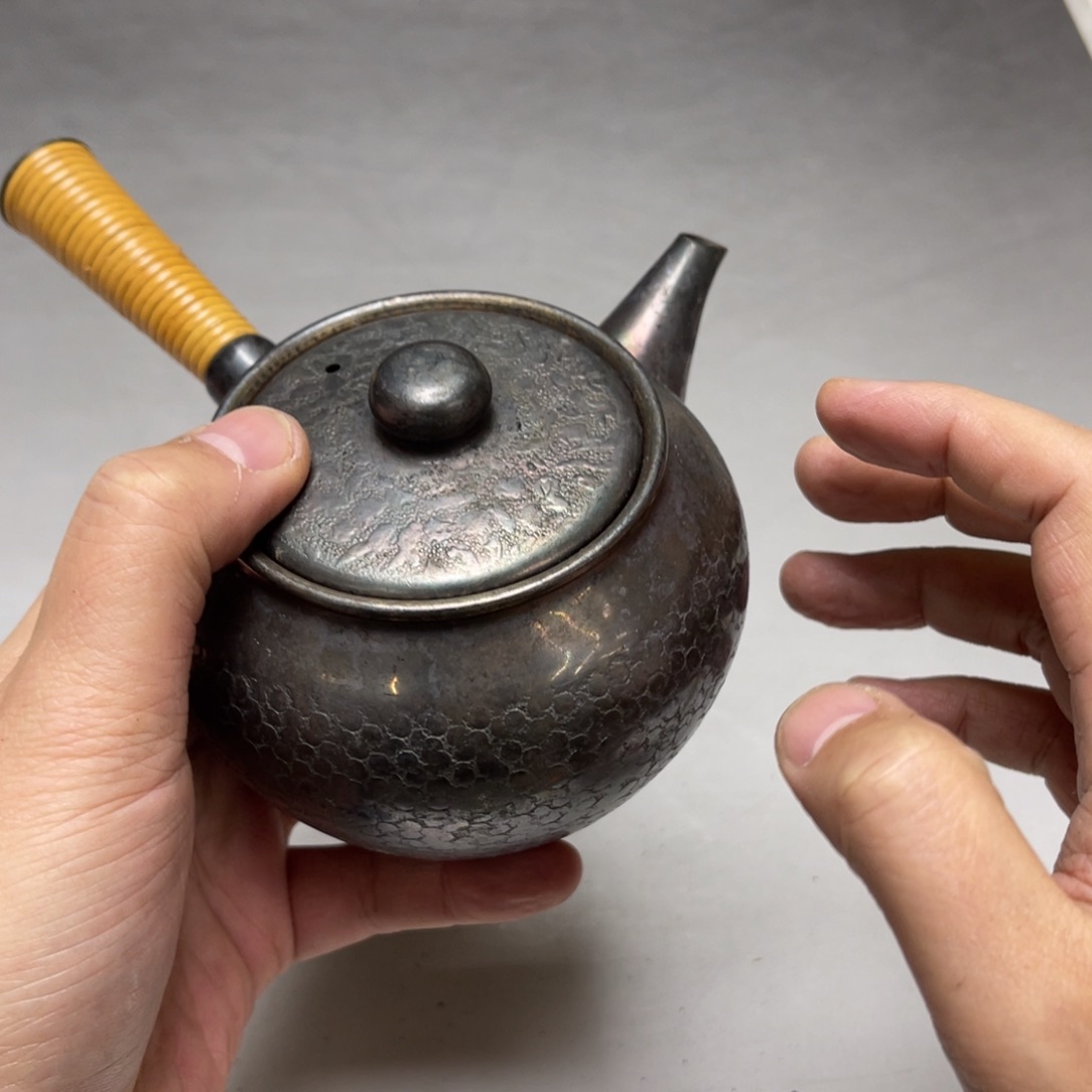 瓷片薄***夜密密麻麻地排列着一个