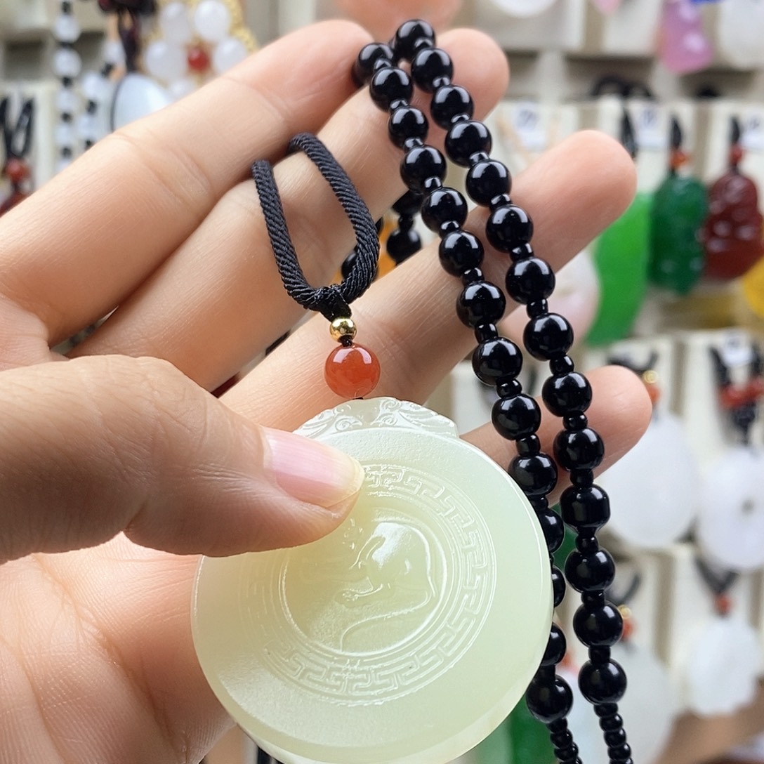 啊***贵石英质玉未镶嵌颈饰