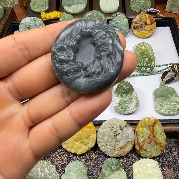 岫玉未镶嵌吊坠(赠链)