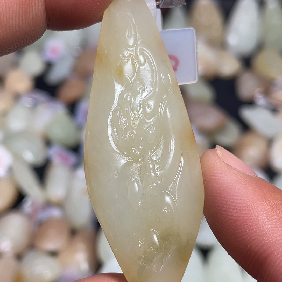 和田玉（糖玉）未镶嵌颈饰吊坠