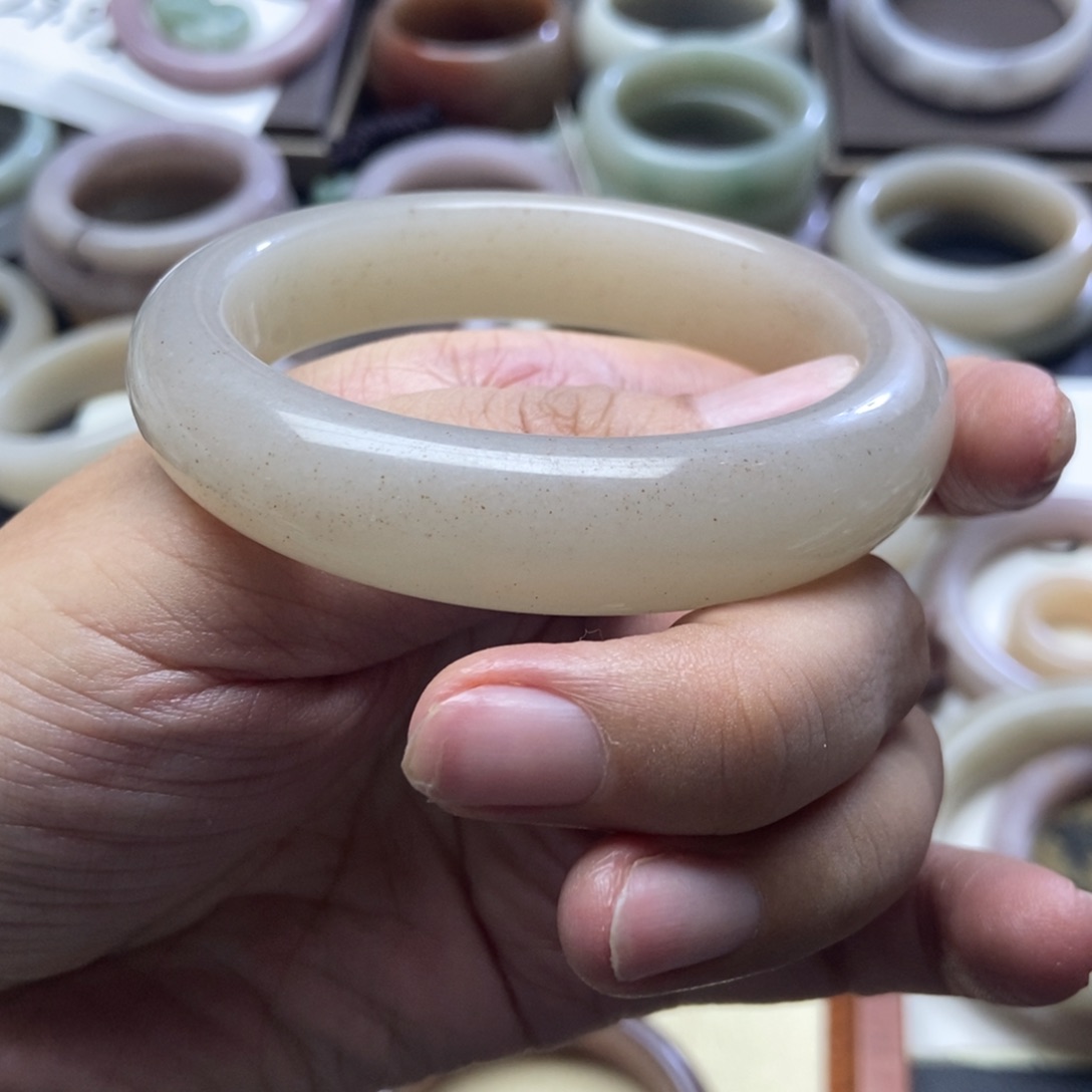 石英质玉手镯未镶嵌