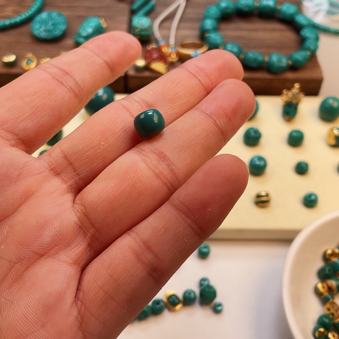 绿松石颈饰未镶嵌