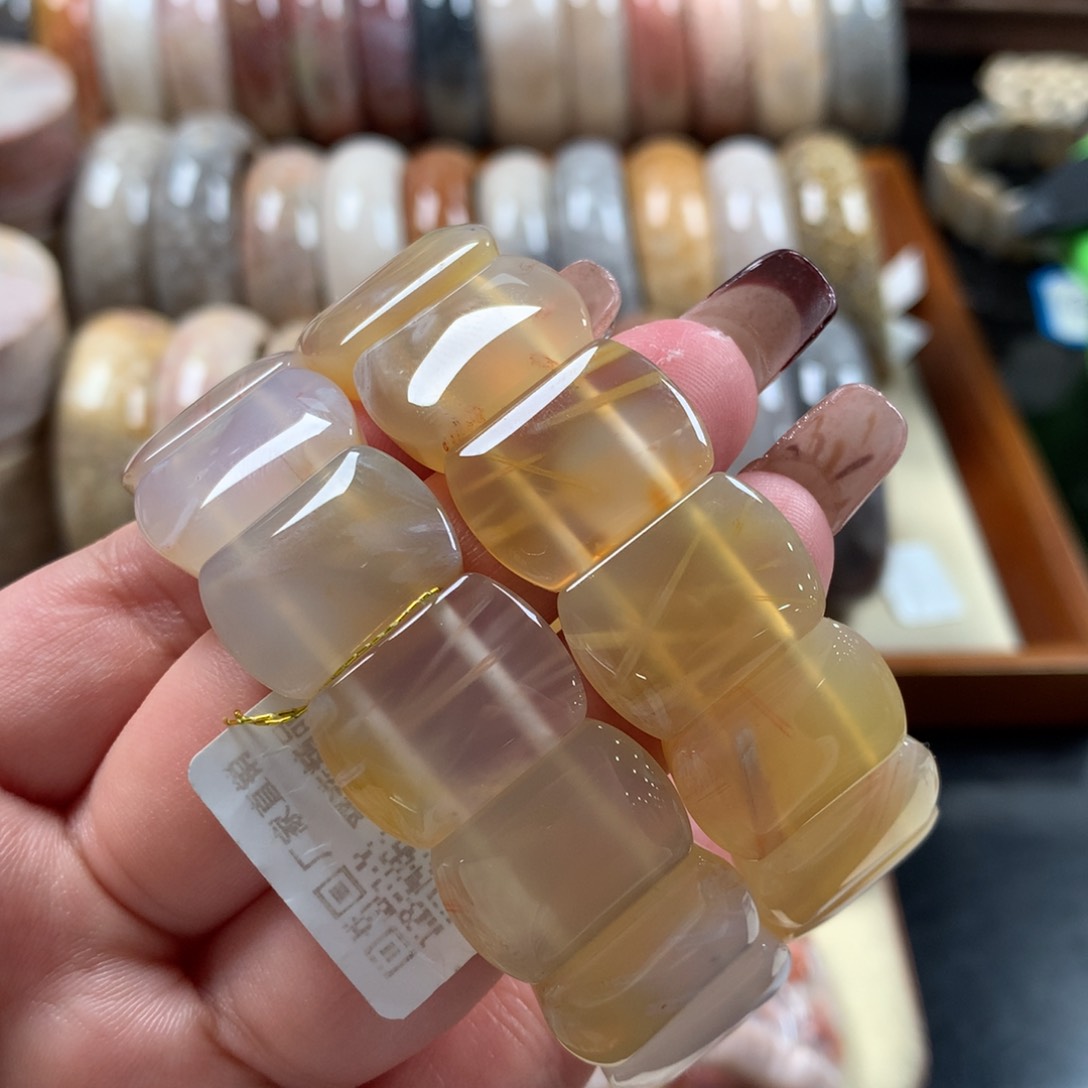 硅化珊瑚（珊瑚玉）冰发丝手排放漏，150/条。可挑。未镶嵌