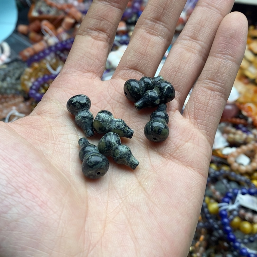 玛瑙/玉髓未镶嵌珠宝半成品七个雀宅石葫芦10×18mm天然