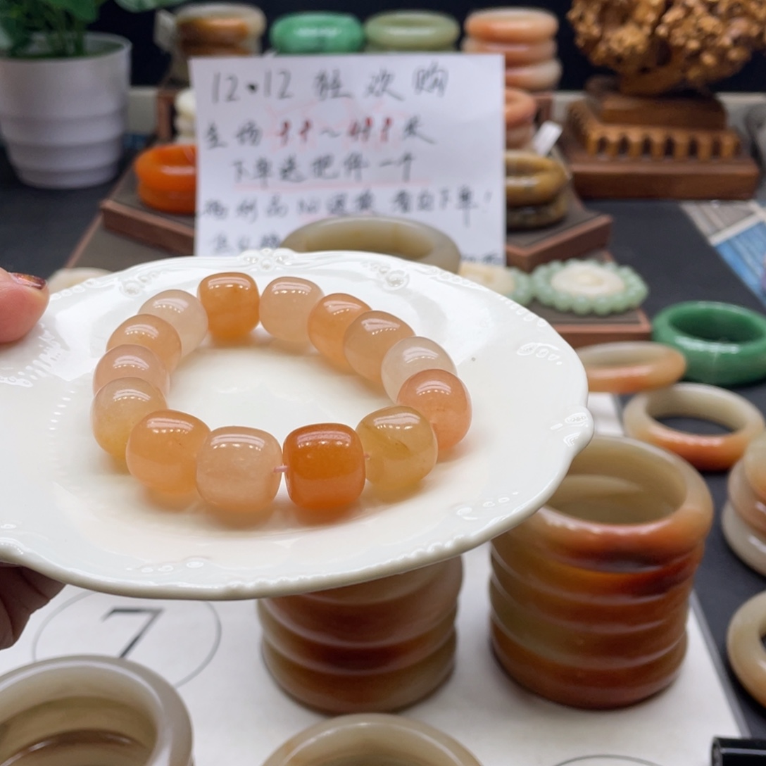 慧***兰石英岩玉未镶嵌手镯