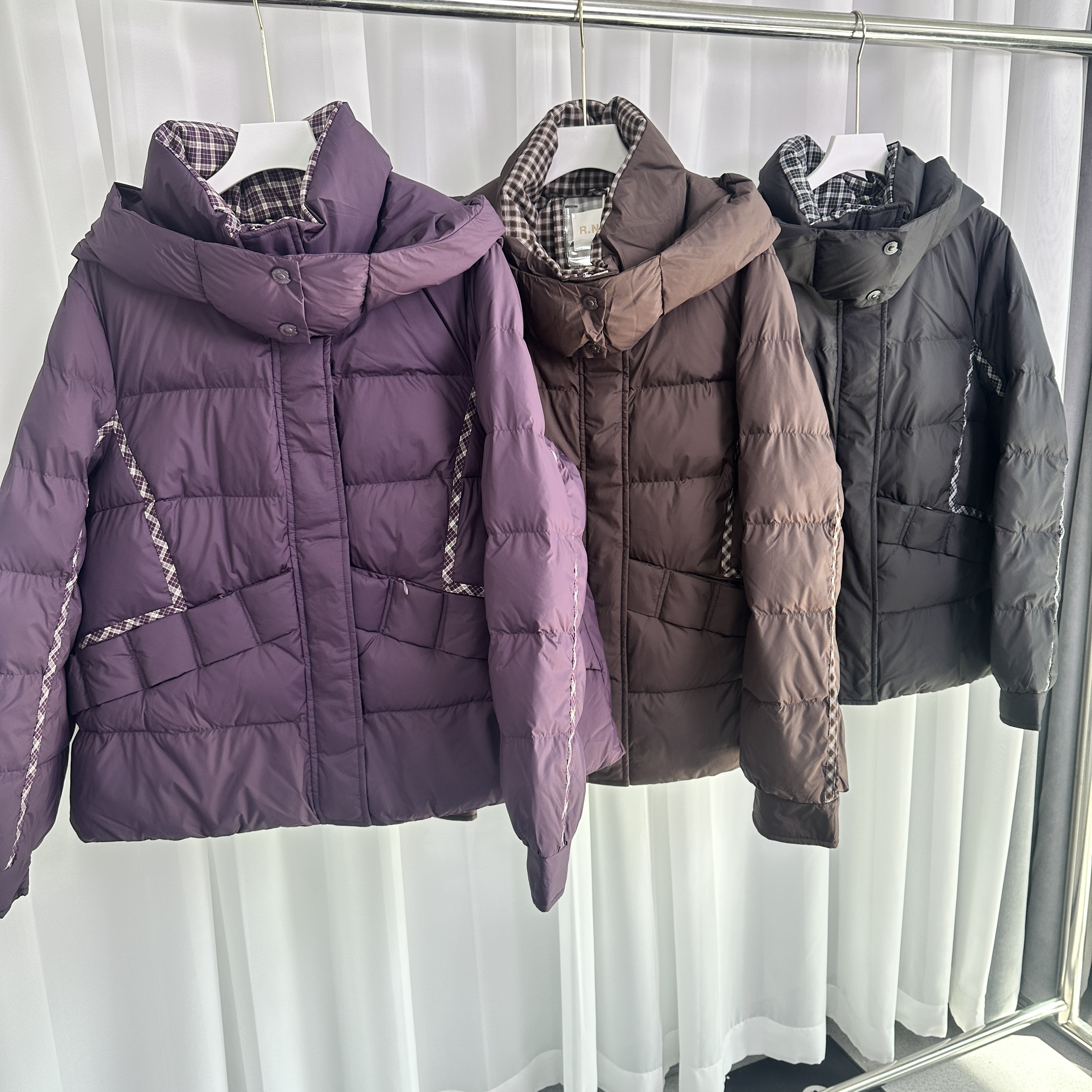 【芮娜依莲】秋冬连帽轻职风短款棉服-9601