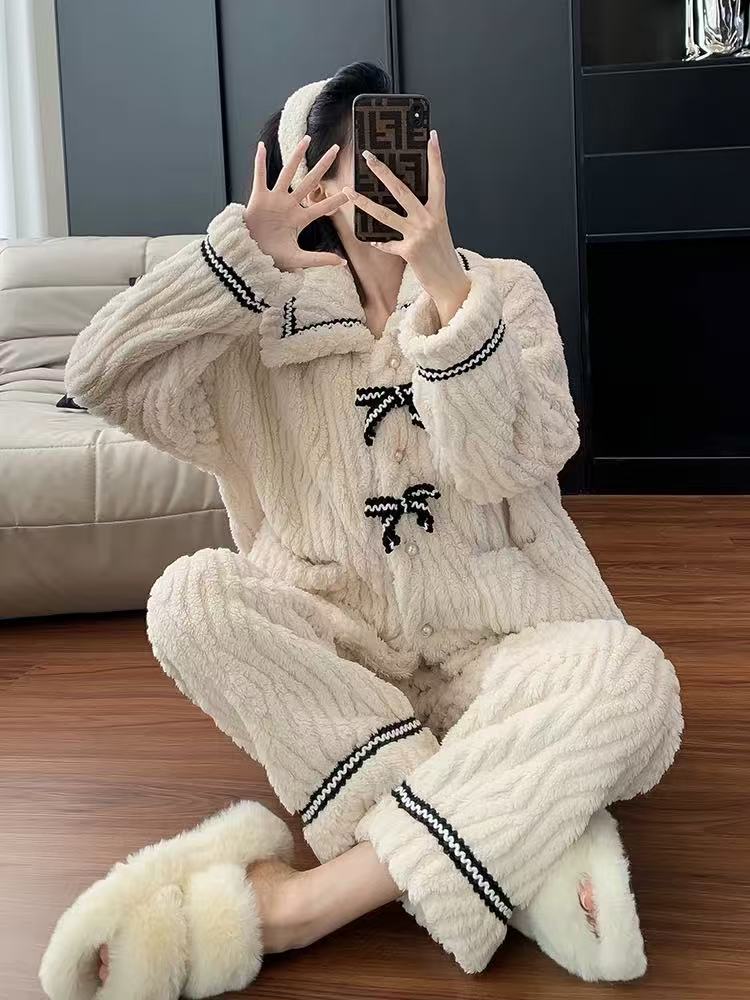 《糖糖福利》翻领蝴蝶保暖常规款系扣睡衣长袖甜美冬款套装