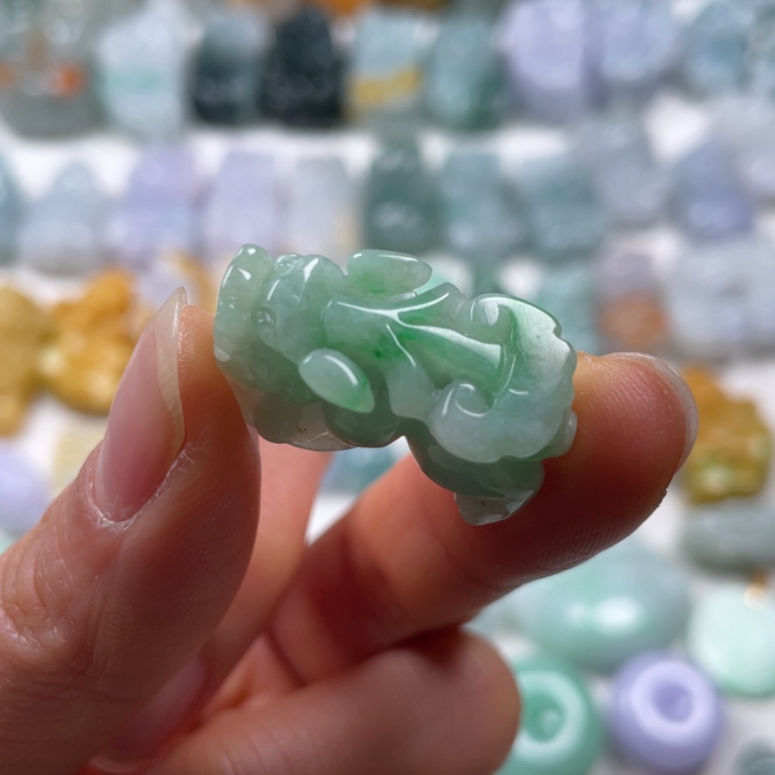 翡翠吊坠(赠链)未镶嵌