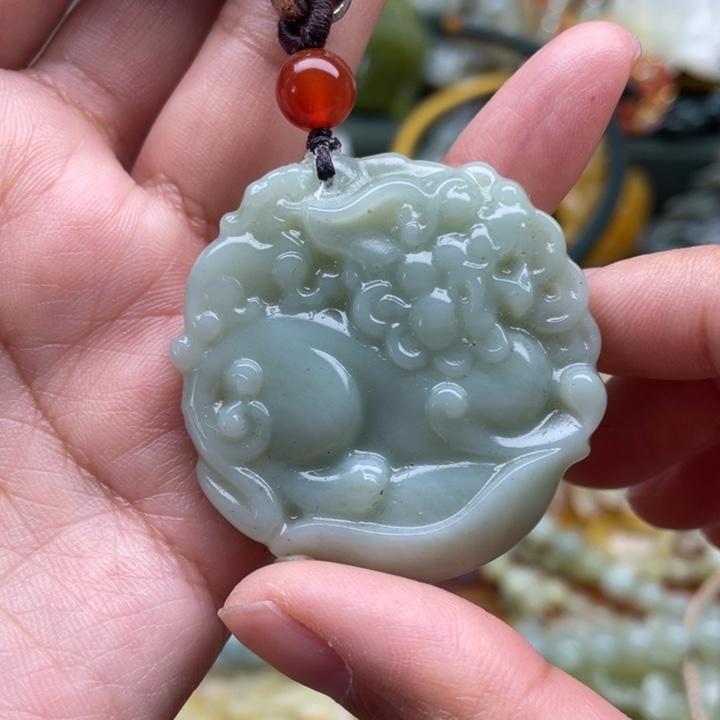 蛇纹石玉吊坠合金