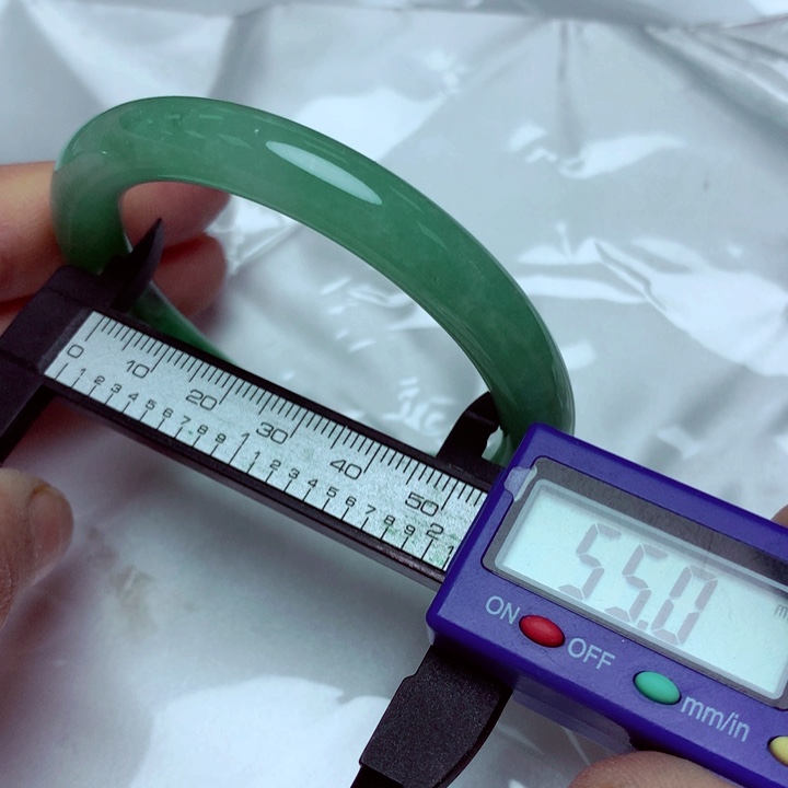 翡翠手镯未镶嵌手镯