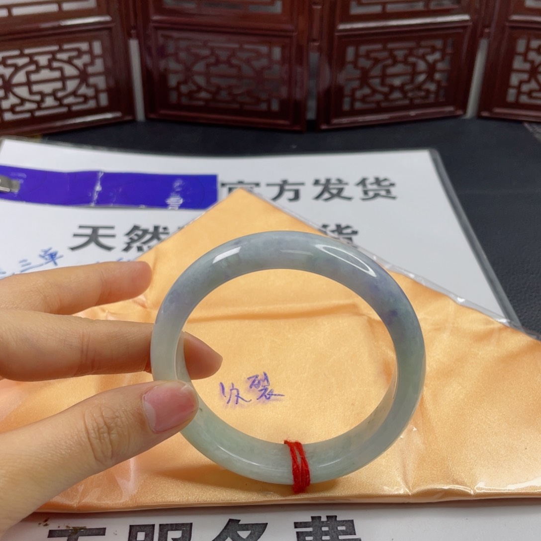 翡翠手镯未镶嵌翡翠手镯