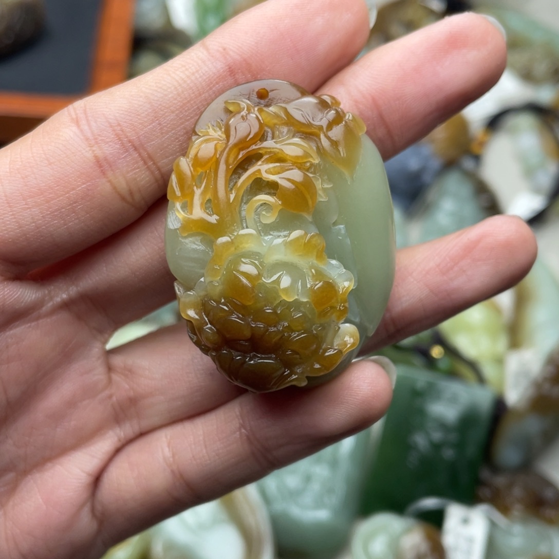 V***S和田玉未镶嵌颈饰